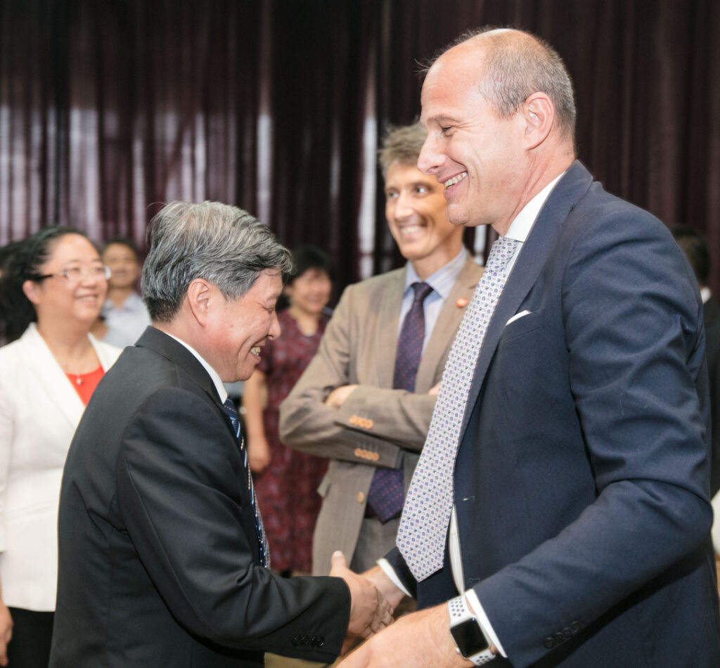 XJTU Rector shakes hands with Polimi vice-Rector for China