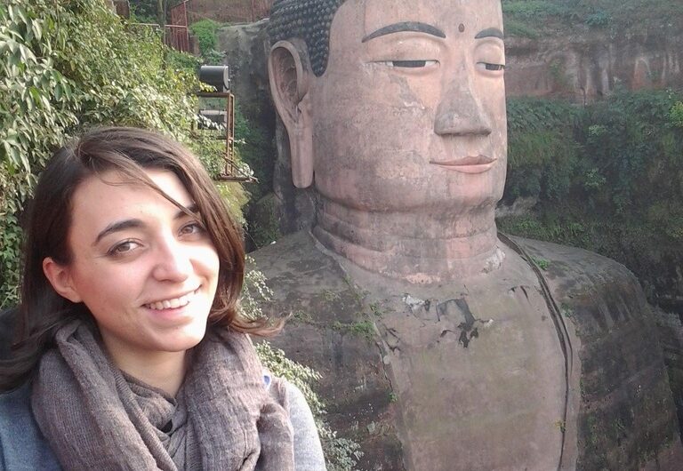 Vittoria Camodeca con Buddha di Leshan, in Sichuan, Cina