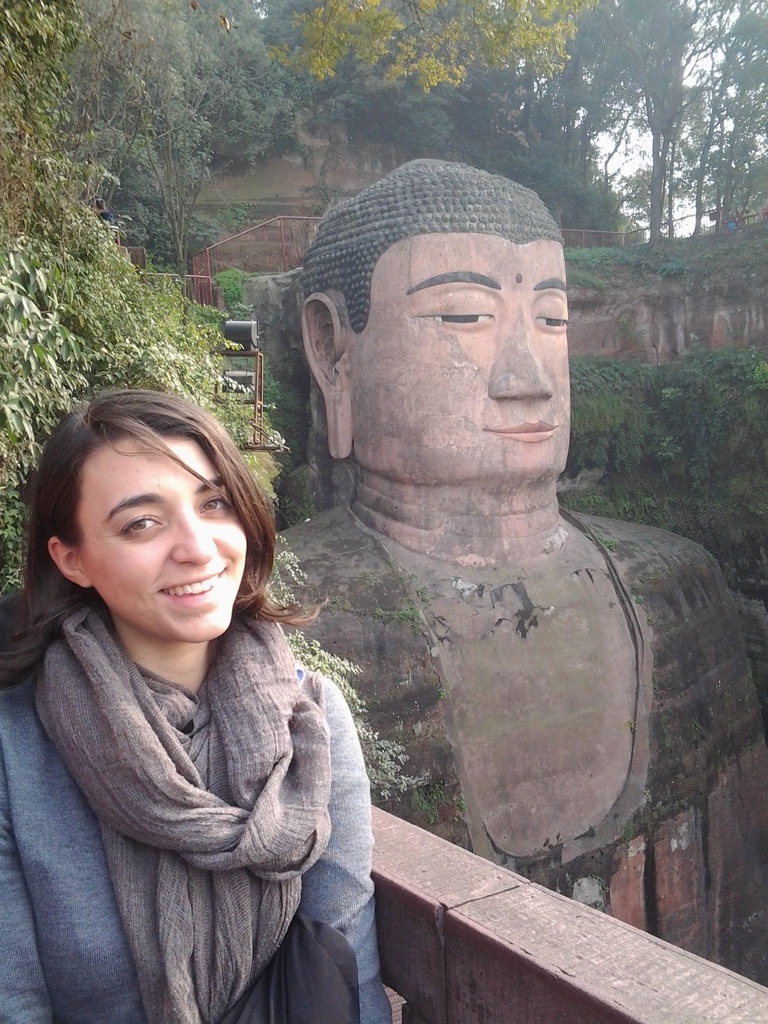 Vittoria Camodeca con Buddha di Leshan, in Sichuan, Cina