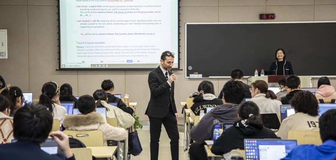 Una lezione di architettura con un professore del Politecnico, presso Xi'an